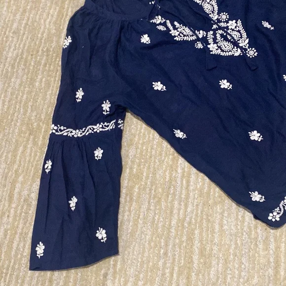 Beautiful embroidered top - Picture 2 of 6